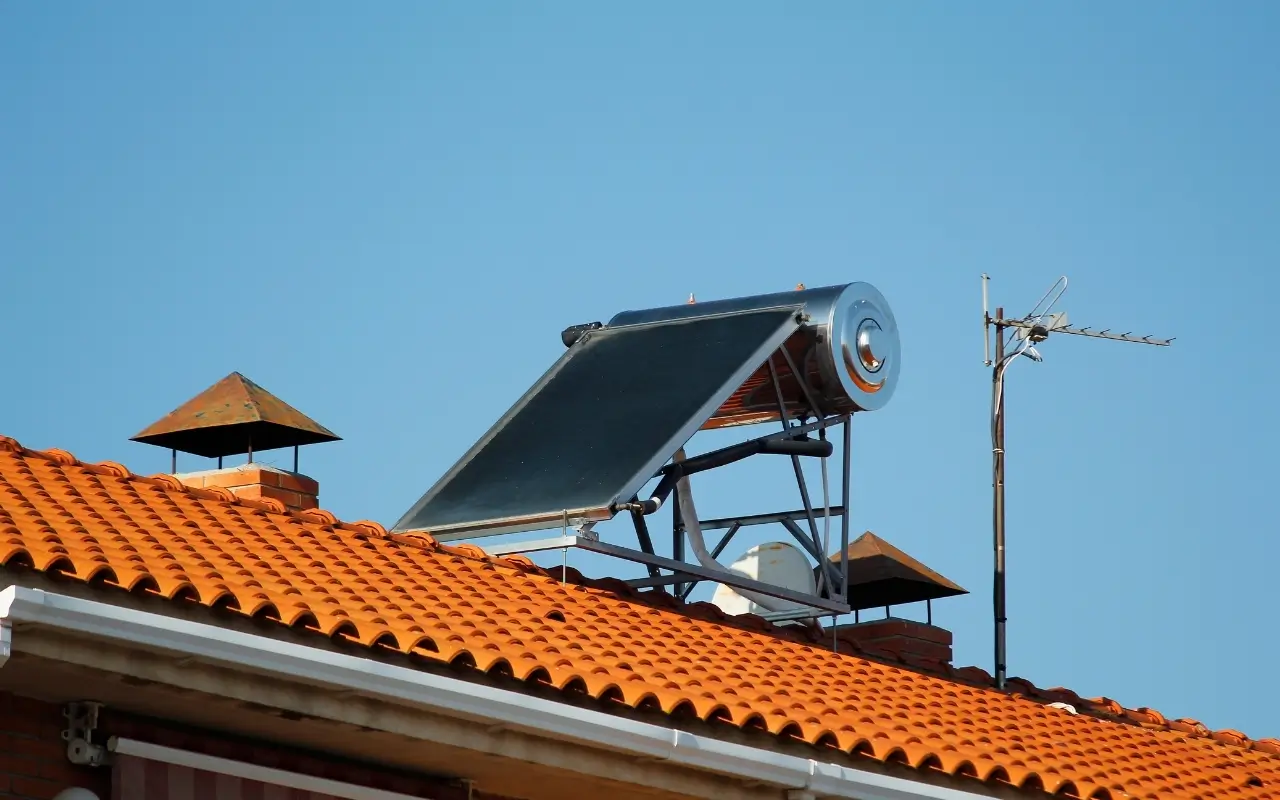¿Cómo funcionan los sistemas solares de calentamiento de agua?